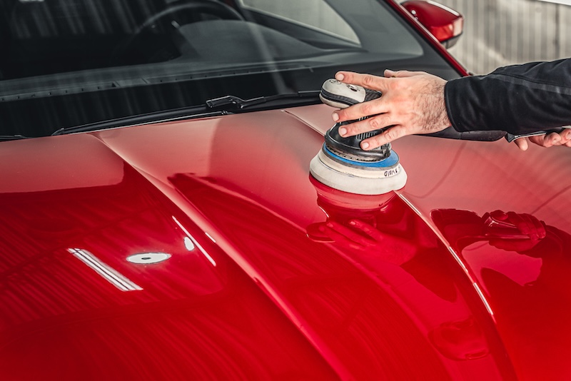Polijsten rode auto door CLB Automotive autoverzorging en detailing