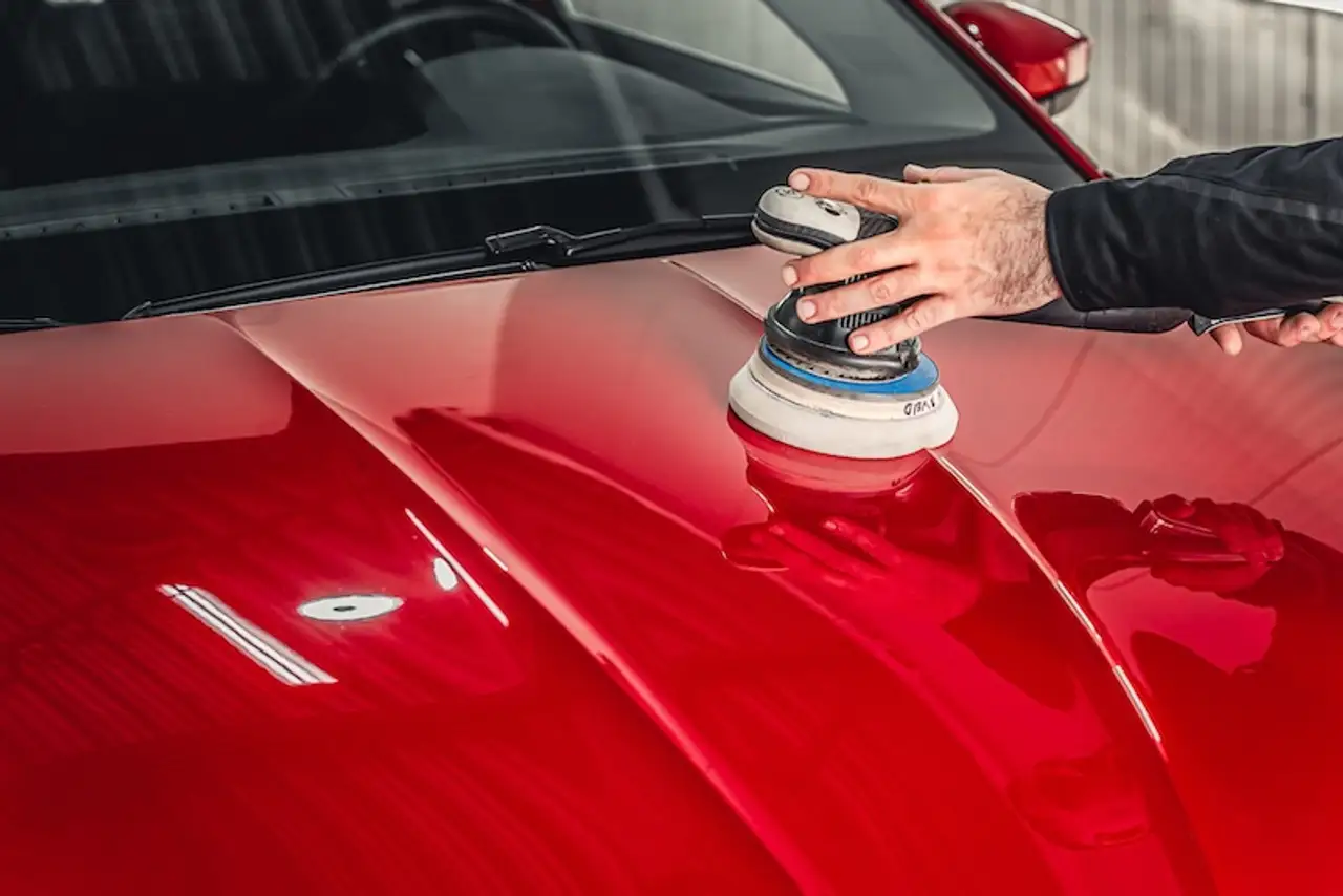 Polijsten rode auto door CLB Automotive autoverzorging en detailing