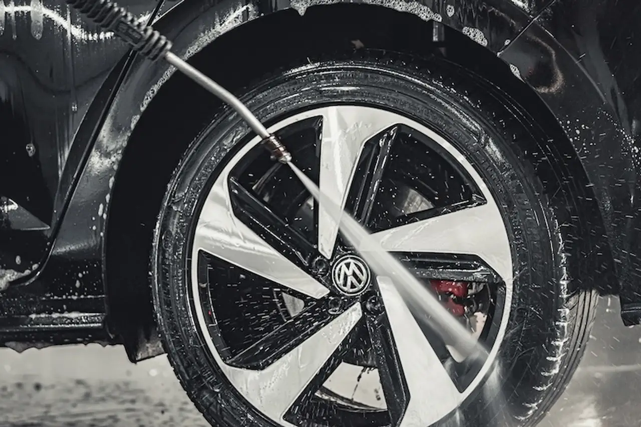 CLB Automotive – ervaren autotechnicus bij gepoetste auto | auto poetsen, verkoop en detailing in Barneveld